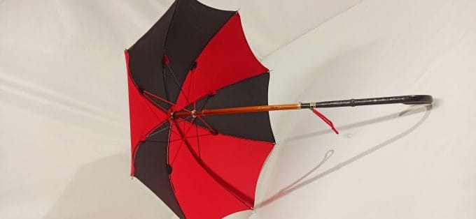 Parapluie noir et rouge